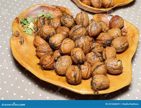 Nueces De Cosecha Fresca Con Conchas Y Gotas De Agua En Cuencos De