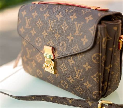 Momen Petugas KAI Temukan Tas Louis Vuitton Di Stasiun Semarang Tawang