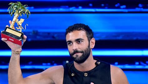 Sanremo Il Vincitore Marco Mengoni Amadeus Legge Il Messaggio