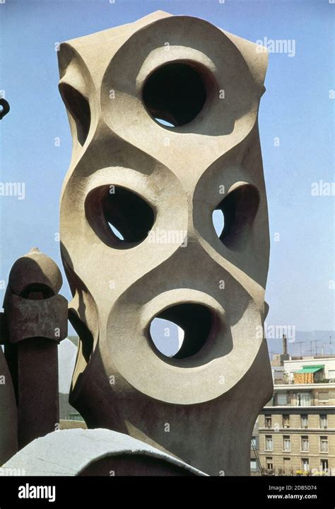 L Esterno Chimenea De La Casa Mila Modernismo Catalano