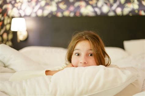 Garotinha Bonitinha Sorrindo Feliz Na Cama Imagem De Stock Imagem De