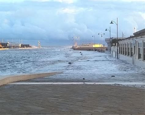 Cesenatico Flagellata Dal Maltempo Mareggiate E Raffiche Di Vento Fino