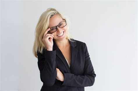 Retrato De Joven Empresaria Feliz En Gafas Foto Gratis