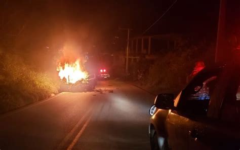 Bandidos Roubam Carro Batem Em Caminh O E Morrem Carbonizados