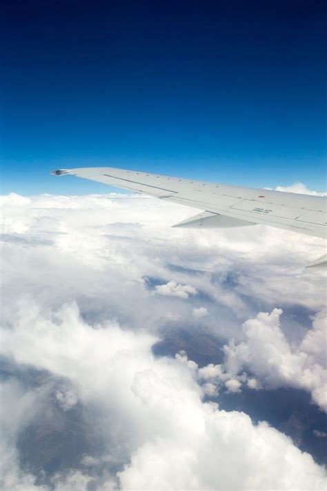 Nubla Una Vista Desde La Ventana Del Avión Foto de archivo Imagen de