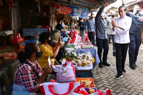 Blusukan Pasar Malang Jiwan Colomadu Jokowi Bagikan BLT Dan Cek Harga