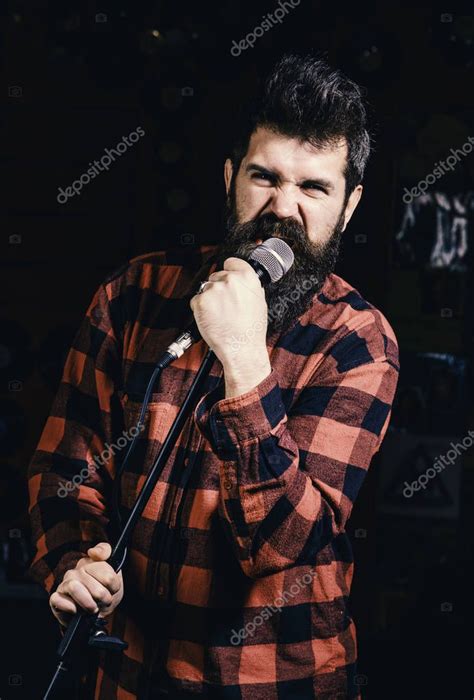 A Guy Le Gusta Cantar De Manera Agresiva El Hombre Con La Cara Tensa