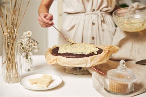 Joven Panadero Haciendo Un Delicioso Pastel De Chocolate Con Crema