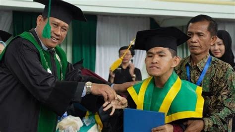 Kisah Dimas Pemuda Disabilitas Jadi Wisudawan Terbaik Uin Jambi Dapat Beasiswa S2 Dari Rektor