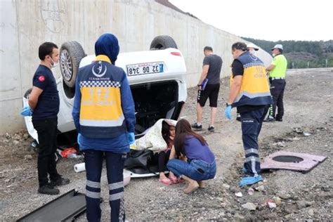 Takla Atan Otomobil Hurdaya D Nd Emniyet Kemeri Tak L Olan Aile Yara