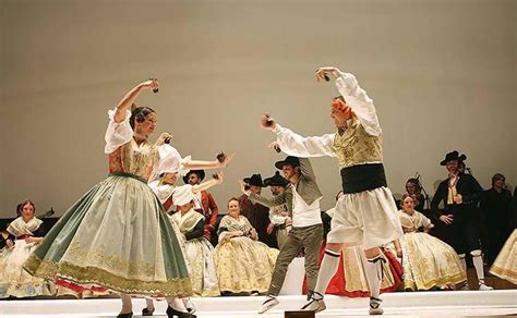 Danza Valencia El Grupo De Danza Les Folies De Carcaixent Firmar El