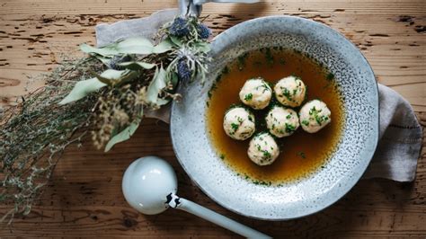 Tiroler Speckknödel In Rindsuppe