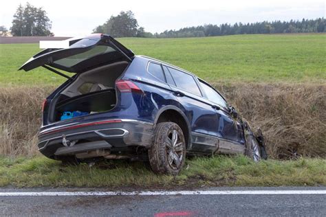 Crash Beim Berholen Autos Landen Im Stra Engraben Fahrer Verletzt