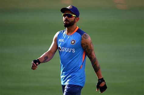 [watch] Virat Kohli Flaunts His Six Pack Abs During Practice Session