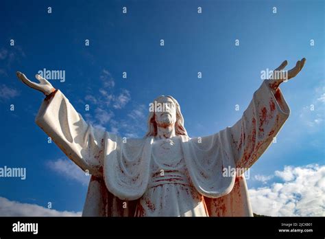 Imágen de jesus con los brazos abiertos fotografías e imágenes de alta