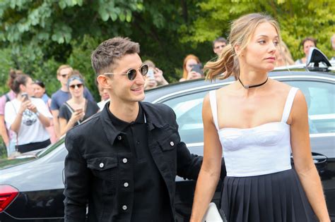 Photo Pierre Niney et sa compagne Natasha Andrews arrivent au défilé