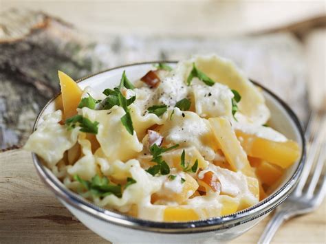 Nudeln mit Käse Sahne Soße und Goldrübchen Rezept EAT SMARTER