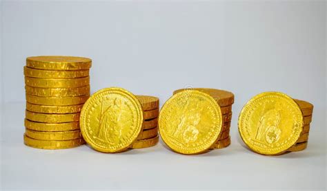 Captura Aproximada De Pilhas De Moedas De Ouro Isoladas Sobre Fundo