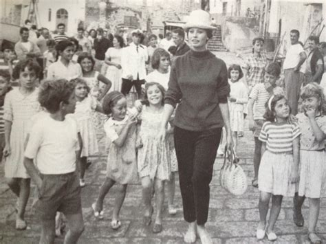 Sophia Loren A Marina Grande Durante La Lavorazione De La Baia Di