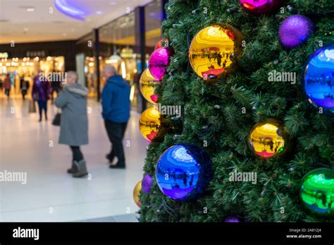 Weihnachtsbaum In Einem Einkaufszentrum Fotos Und Bildmaterial In