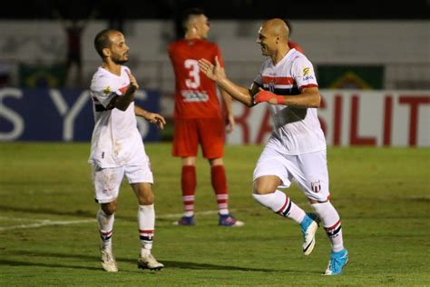 Fonseca se rende ao futebol e ao caráter da dupla Morais e Edno no