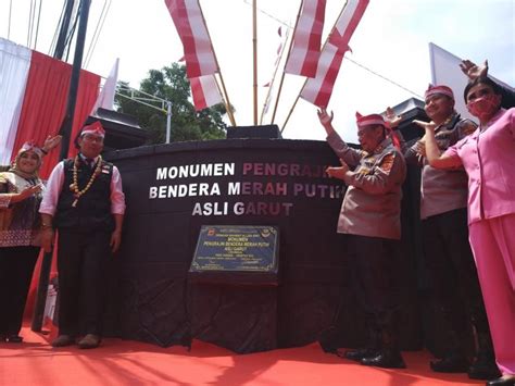 Gubernur Jabar Resmikan Monumen Pengrajin Bendera Merah Putih Di Leles