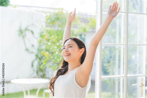 伸びをする若い日本人女性 Stock 写真 Adobe Stock