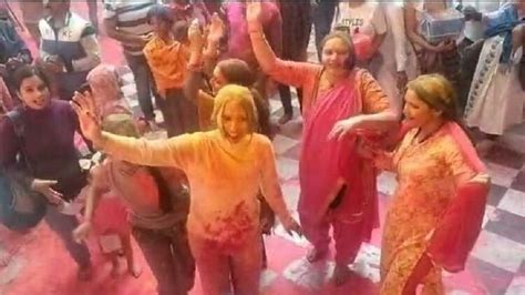 Holi 2023ठाकुर राधा वल्लभ मंदिर में होली रसिया का गायन शुरूभक्त