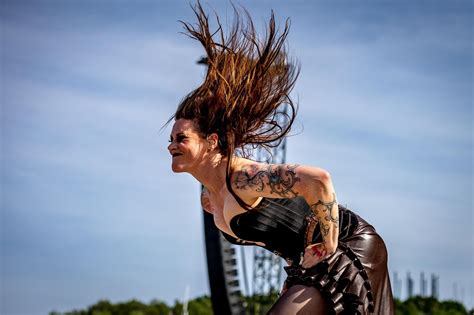 Floor Jansen Zingt In Zandvoort Volkslied Met Metaltintje De