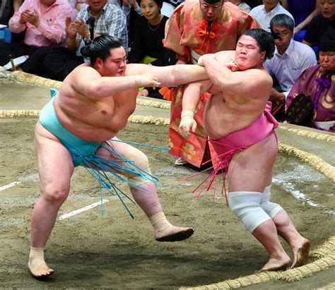 ＜大相撲夏場所7日目＞ 宇良（右）を押し倒しで下す琴桜（撮影・藤山 由理） ― スポニチ Sponichi Annex スポーツ