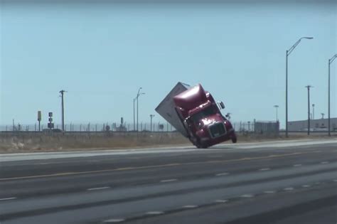 80 Mph Winds Knock Over Semi Truck In Texas Altdriver