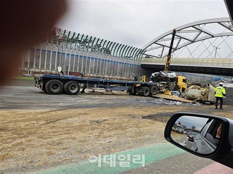 경부고속도로 판교ic 인근 대형차량사고 출근길 극심한 정체