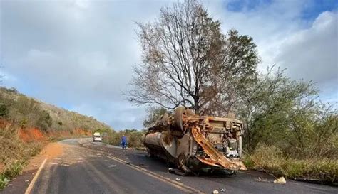 Caminhão Tanque Tomba Na Ba 026 Em Pé De Serramaracás E Deixa Dois