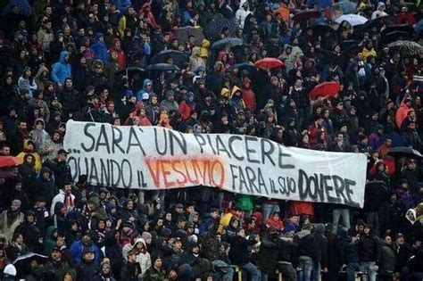 Foto Becero Striscione Dei Tifosi Del Bologna Contro Il Napoli