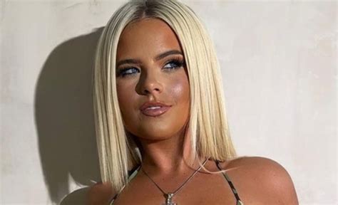 Boxing Ring Girl Apollonia Llewellyn Goes Viral In Oiled Up Bikini