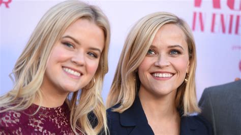 Reese Witherspoon & Daughter Ava Look Like Twins in New Ski Selfie