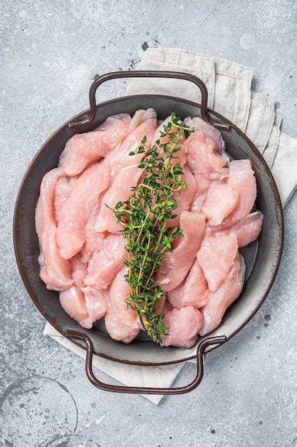 Tranches De Viande De Volaille Crue Dans Un Plateau En Acier Fond Gris