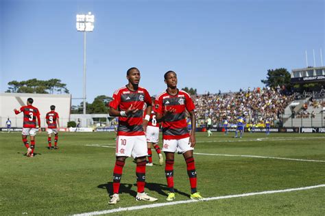 Lorran o Rugal é herói do Flamengo e das crianças da Cidade de Deus