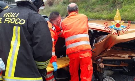 Incidente Nel Catanzarese Scontro Tra Due Auto Feriti Portati In Ospedale