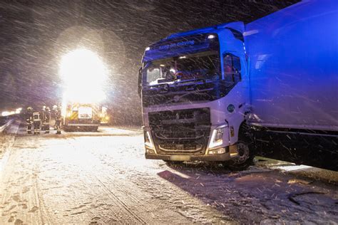 Lkw Verkeilt Sperrung Und Stau Auf A72