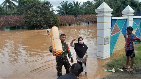 Air Sungai Way Besai Negeri Agung Meluap Rumah Warga Terendam Banjir