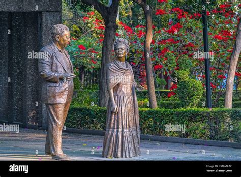 Statue Di Bronzo Dell Artista Messicana Frida Kahlo E Del Suo Marito