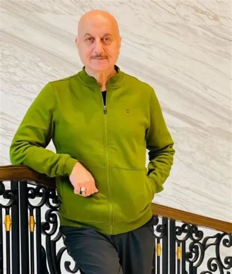 Anupam Kher Visits 300 Yr Old Hanuman Temple In Ahmedabad Says He Felt