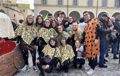 Collemaschere Piazza Arnolfo Strapiena Per Il Ritorno Del Carnevale A