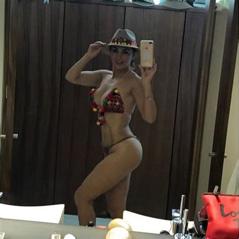 Aracely Arámbula causa revuelo con este ultra diminuto bikini mírala