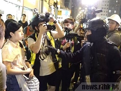 深夜仍有大批市民聚集旺角警署外 警方警告或使用武力 香港電台 Line Today