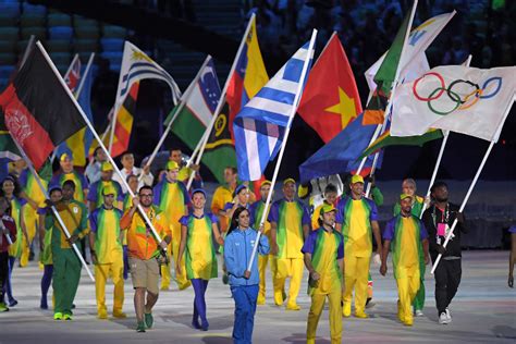 リオ五輪：閉会式 難民選手団旗手「もっと練習したい」 毎日新聞