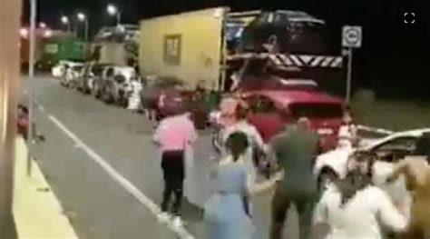 Automovilistas Bailan En Plena Carretera Tras Quedar Varados Por Accidente