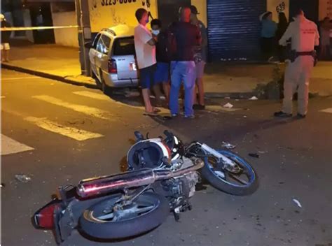 Câmera Flagra Acidente Entre Carro E Moto Que Deixou Dois Jovens