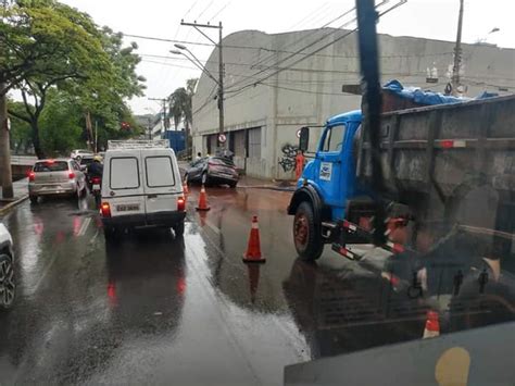 Motorista Cai Em Buraco De Obra Do Daerp Na Francisco Junqueira Thmais